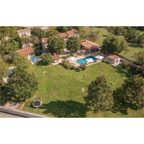 Nice Home In Tinjan With Jacuzzi