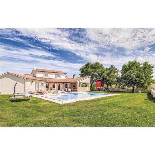Nice Home In Valtura With Jacuzzi