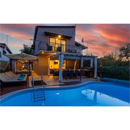 Nice Home In Vantacici With Wifi