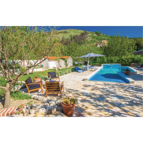 Nice Home In Zrnovnica With Jacuzzi