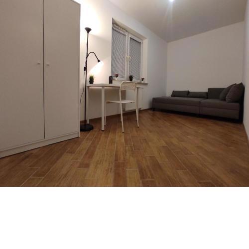 Nice room with 2 shared bathrooms ,WC , 2km to old town -100m from Metro Szwedzka