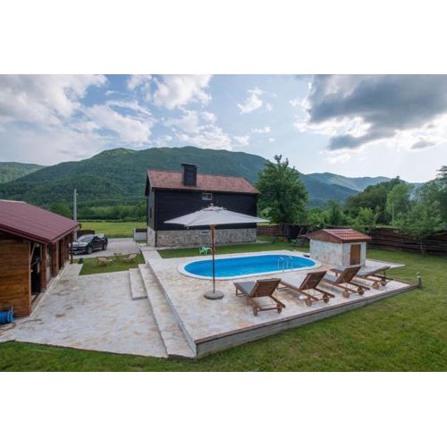 Nina Holiday Home with a heated pool