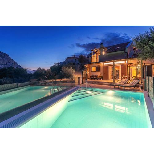 NORMABEL relaxing villa with heated pool and sauna