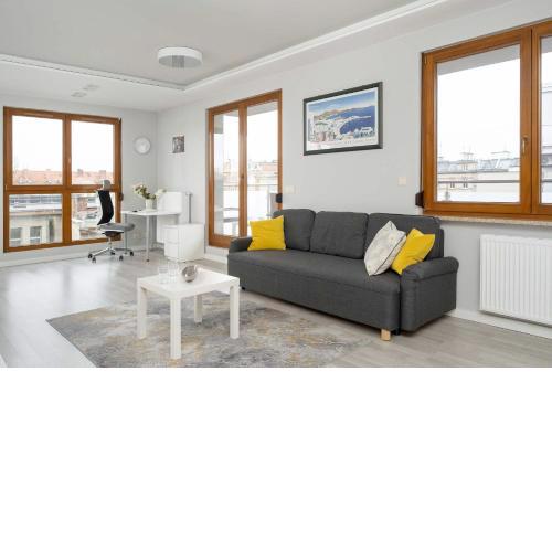 Nowoczesny Apartament Blisko Rzeki we Wrocławiu z Biurkiem i Parkingiem by Noclegi Renters