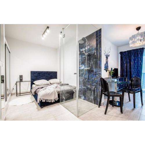 Nowoczesny apartament GLAMOUR Łódź z prysznicem pośrodku