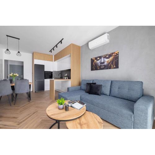 Nowoczesny Apartament w Krakowie z Klimatyzowanym Salonem Dwa Miejsca Postojowe by Noclegi Renters