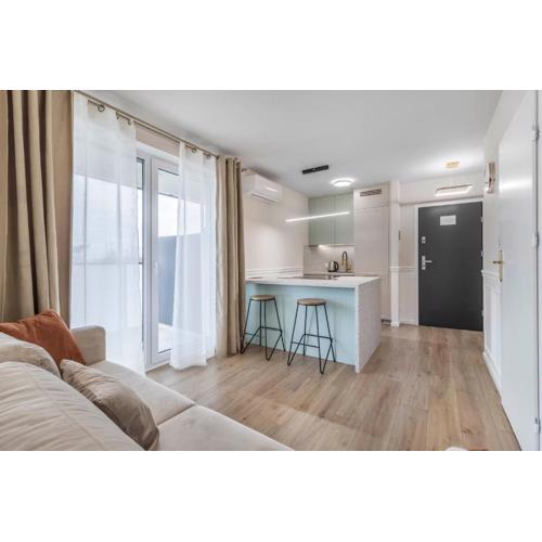 Nowoczesny apartament z balkonem i widokiem na miasto