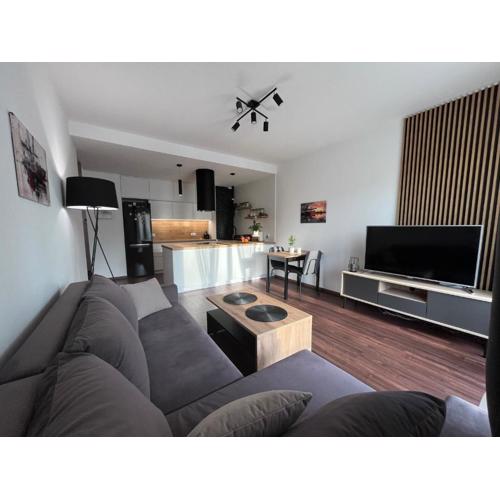 Nowy plażowy apartament z siłownią i halą garażową
