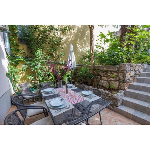 Nur 100 Meter zum Sandstrand mit mediterranem Garten