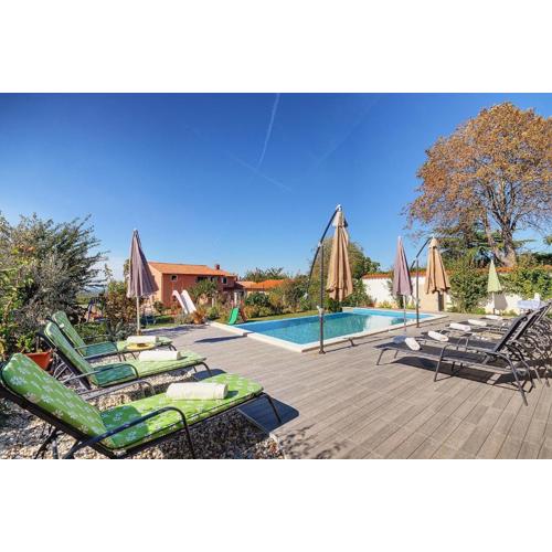 Oberhalb des Limfjords liegt diese Ferienwohnung mit Pool, Terrrasse und Grillplatz