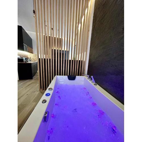 Ocean Black jacuzzi