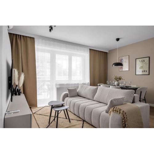 Ochota Three-Bedroom Apartment - 79m2, Parking, Balcony - by Rentujemy