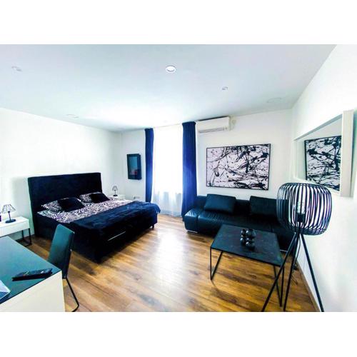 Octagon Main Square Apartment