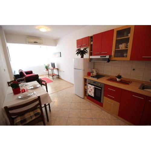 Old city/beach 13 minutes away, parking, for 4