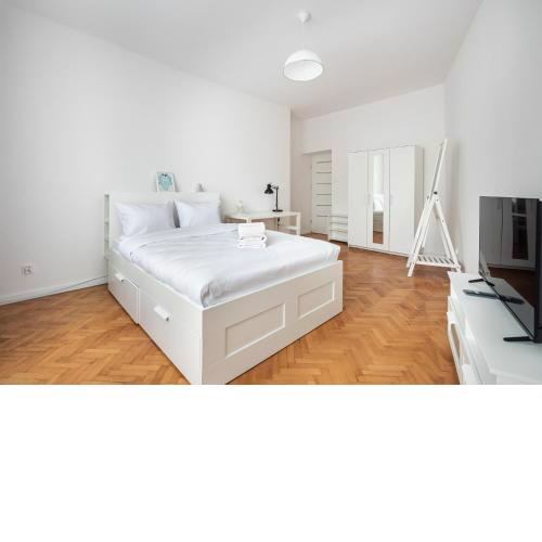 Old Town 5-Bedroom Apartment