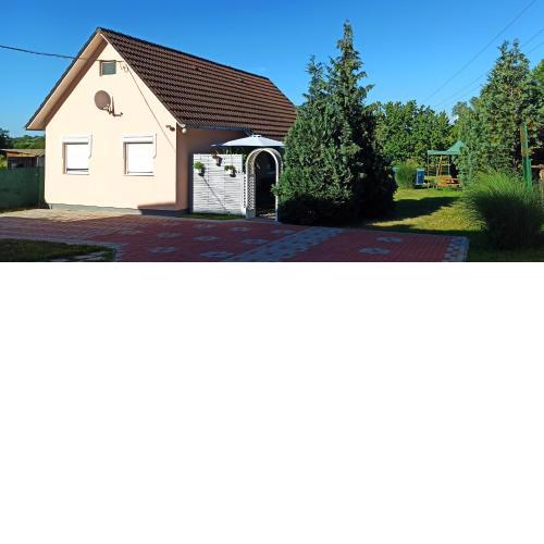 Önálló, klimatizált, medencés nyaraló a Balatonnál!