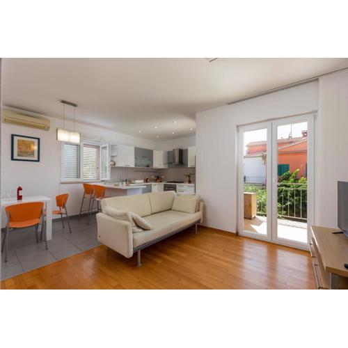 One-bedroom apartment ALBIS with balcony and parking in Rovinj