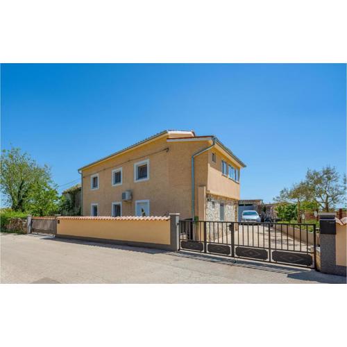 One-Bedroom Apartment In Divsici