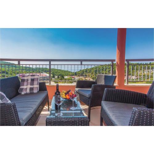 One-Bedroom Apartment In Makarska