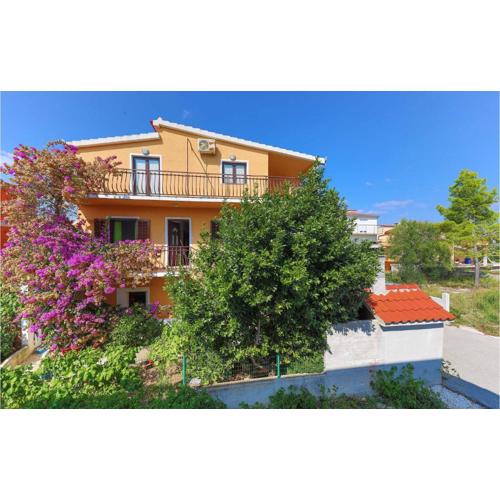 One-Bedroom Apartment In Okrug Donji