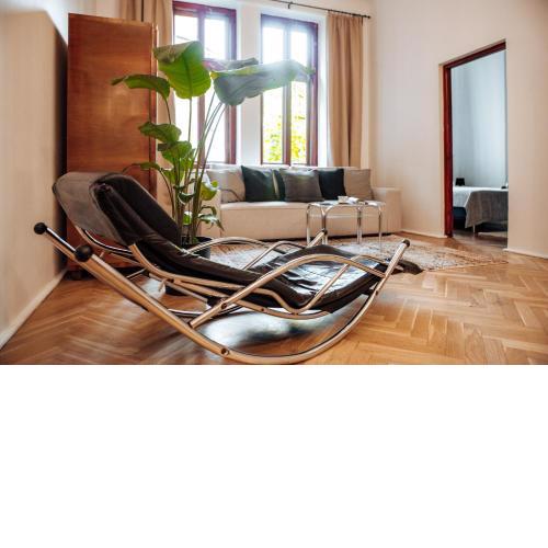 oompH Vintage 2BR Gem Steps from Politechnika