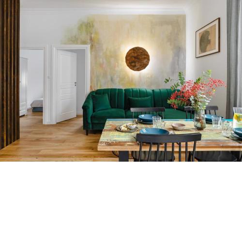 oompH Warsaw Central Supreme Apartment