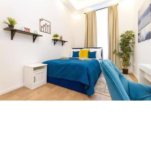Opera Central Suite 3BR w SAUNA by NeWave Apartments