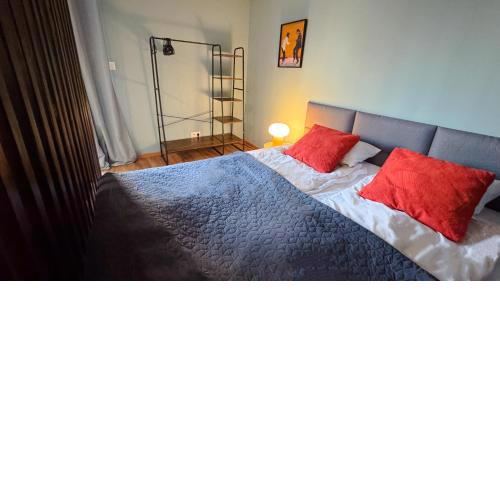 Orange Apartment with balcony - free parking