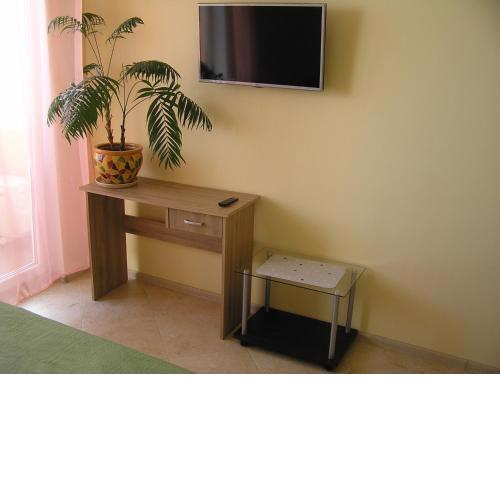 Orange Guest Rooms