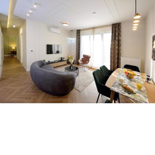 OrangeHomes Sunny & Modern 2BR Penthouse with AC & Terrace