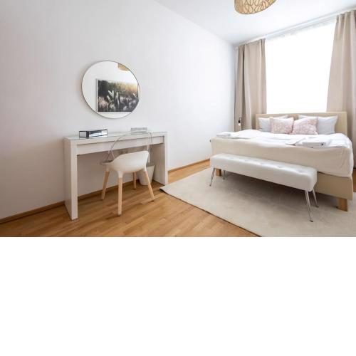 OrestaLiving - 2BR On the Danube Canal