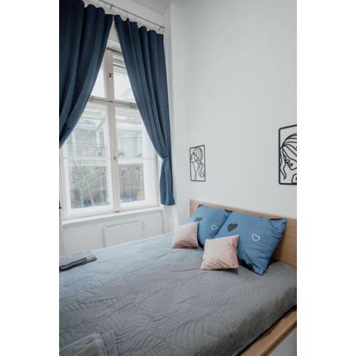 P77 Central New 4-Bedrooms Piotrkowska CAŁE MIEJSCE 4 pokoje z łazienką i kuchnią na korytarzu budynku