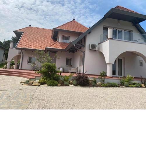 Páhok Apartmanház