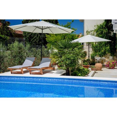 PALACE SCHÖN MILESI - esense of prestige - private pool - old money style luxury rooms - walking distance to the old town, the beach and all amenities - BURALUX properties