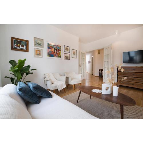 PALM TREE SUPERIOR APARTMENT - specially designed three-room apartment - top location right next to the beach and the center - beautiful terrace
