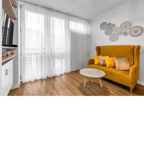 Park Mirowski Yellow Studio