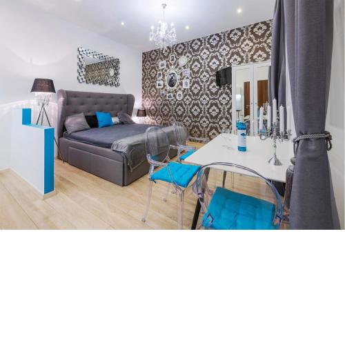 PARKING, AC, 2 Bedroom design flat in the center