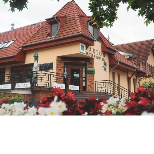 Parton Hotel & Bowling