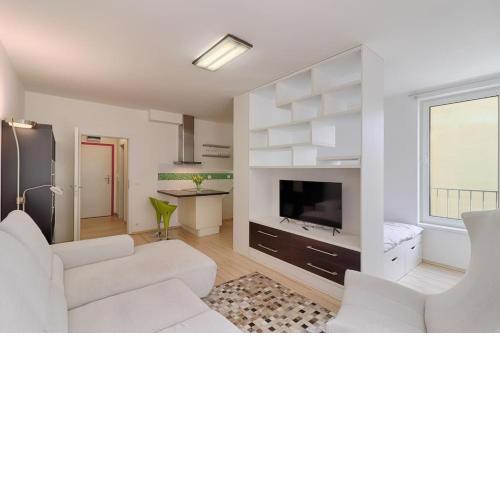 Peace and Comfort Near Center with Balcony, 500MB WIFI