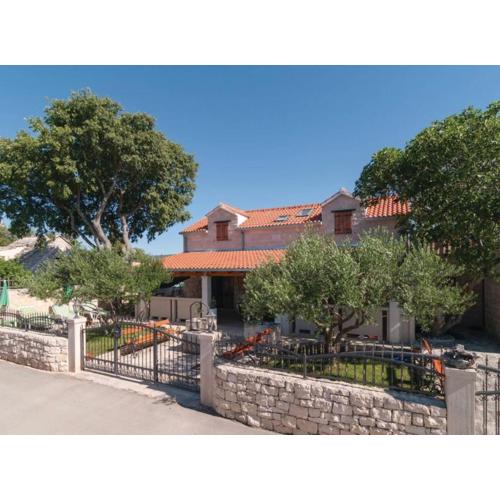 Peaceful Island Haven with Pool, BBQ & Games Area