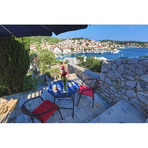 Peaceful Old Town Apartment with Sea and Sunrise Views