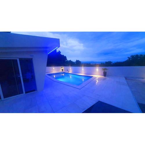 Penthouse Jacuzzi & Pool Apartmants