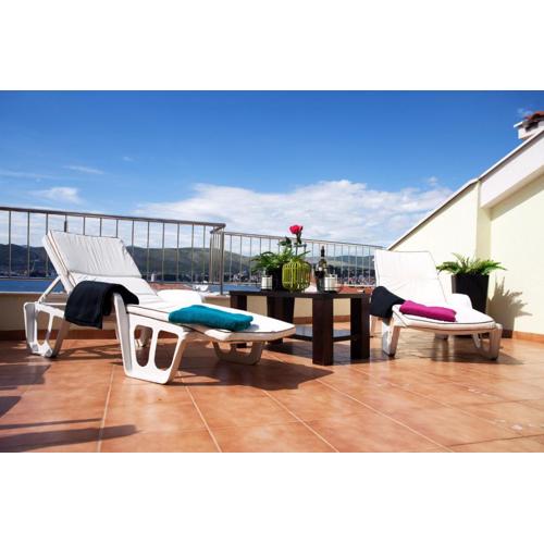 Penthouse Paulina - Large Sunny Terrace - Seaview - 250m to Beach and Restaurants - Free Parking - Trogir and Ciovo - 15 minutes to airport