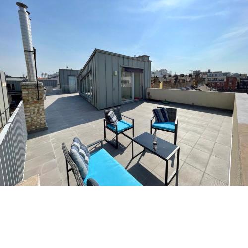 Penthouse w Private Rooftop and Free parking