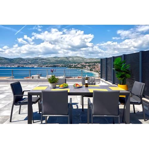 Penthouse z basenem i widokiem na morze