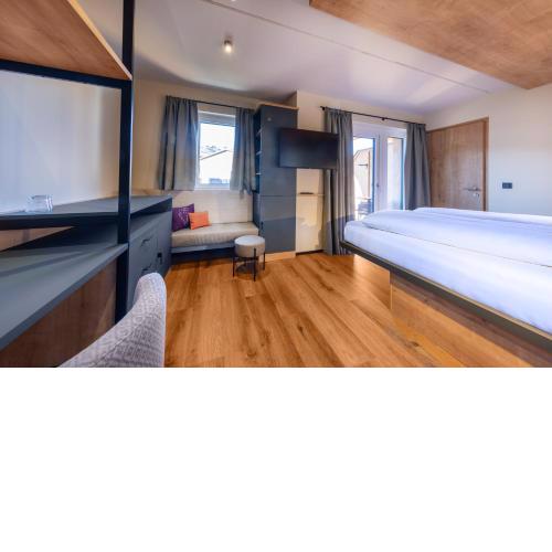 PEOPLE'S Hotel