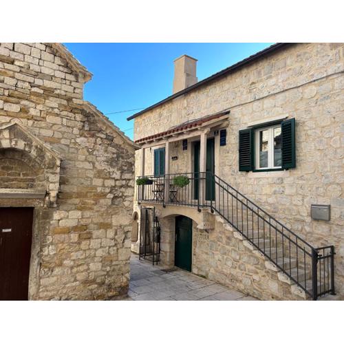Perfectly located Cherry stone house