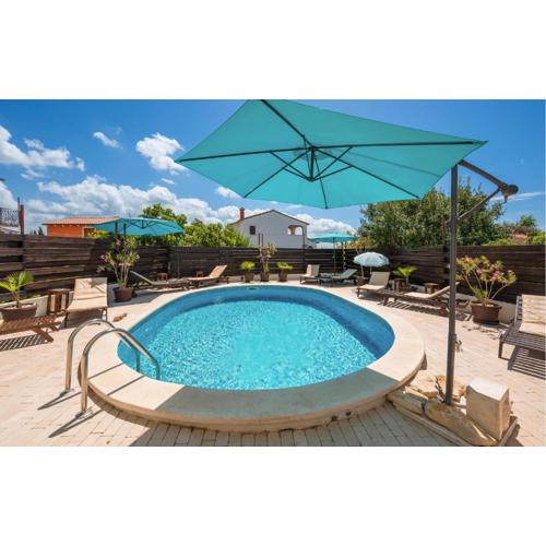 Pet Friendly Apartment In Peroj