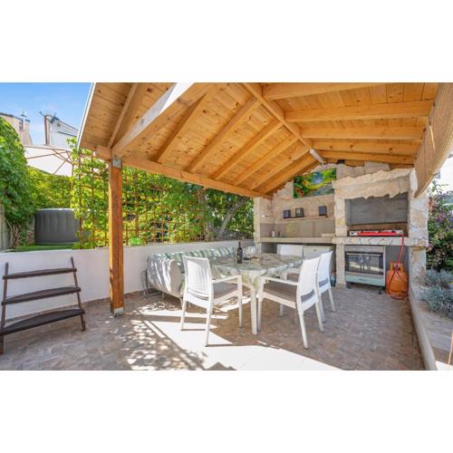 Pet Friendly Apartment In Rogoznica
