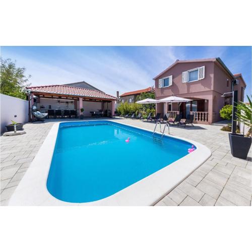 Pet Friendly Home In Zaton
